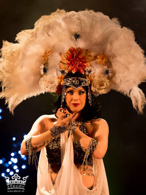 burlesque dancer Xarah von den Vielenregen at the International Burlesque Circus - the Once Upon A Time edition