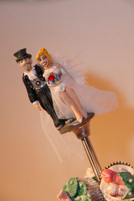 Herr Dokter & Xarah caketopper by Kinkycute Cupcakes at the International Burlesque Circus - the Wicked Wedding edition