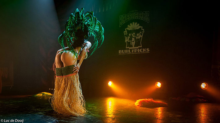 Sayuri Gei at the Burlypicks edition of the International Burlesque Circus