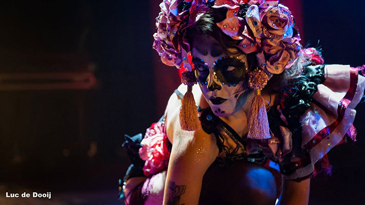 sugarskull burlesqueshow by Daisy Lovelace at the Los Muertos Halloween edition of the International Burlesque Circus