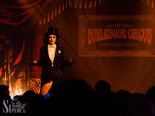 Mara de Nudée at the International Burlesque Circus, the Old Hollywood Glam edition