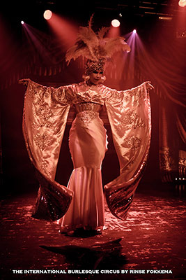 burlesque with showgirl Xarah von den Vielenregenv