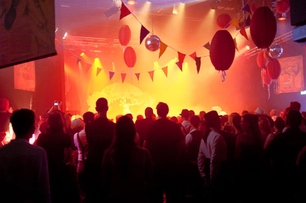 audience at the Oriental edition of the International Burlesque Circus