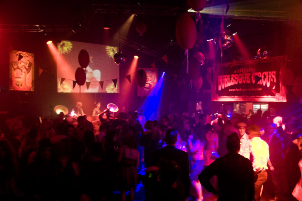 audience at the Oriental edition of the International Burlesque Circus