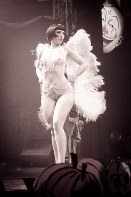 classy feather fandance at the Halloween edition of the International Burlesque Circus