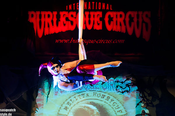 Melitta Honeycup as Harlekin at the Halloween edition of the International Burlesque Circus