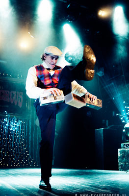 Lee Hayes juggling at The International Burlesque Circus - The Glamour edition