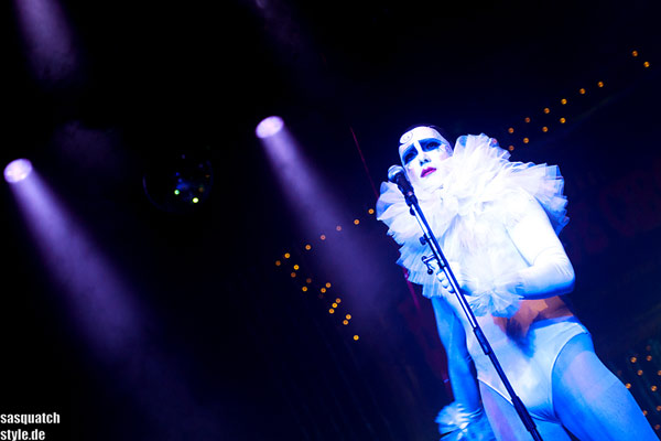 amazing singer Mr Pustra at The International Burlesque Circus - The Glamour edition
