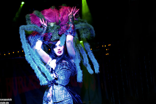 La Viola Vixen burlesqueshow at The International Burlesque Circus - The Glamour edition