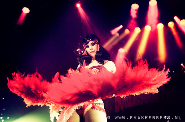 featherdance burlesqueshow by Xarah von den Vielenregen at The International Burlesque Circus - The Glamour edition