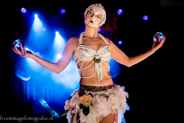 Beatrice Bauman with her contact juggling burlesqueshow at the Burlesque Circus