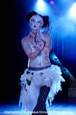 Beatrice Bauman contactjuggling show at the Burlesque Circus