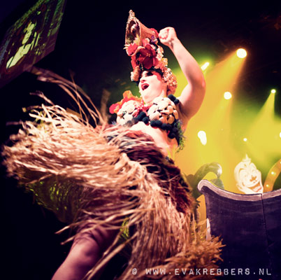 burlesquestar Golden Treasure with her Tiki Hula Burlesqueshow at the International Burlesque Circus