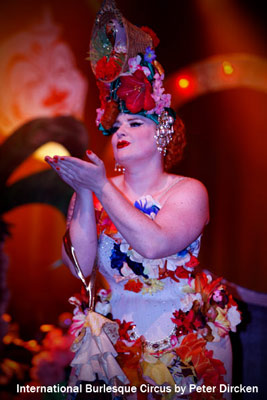 Golden Treasure with flower Tiki burlesqueshow at the Burlesque Circus