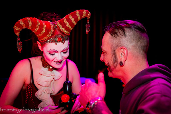 Harlekin walkingact at teh International Burlesque Circus