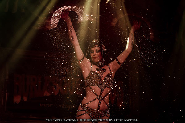 Boudoir Noir presents the International Burlesque Circus - the Birds of Paradise edition 2022 - glitter rain 20s style with Xarah